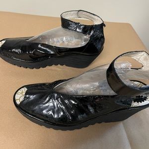 Fly London Yeay Peep Toe leather wedge